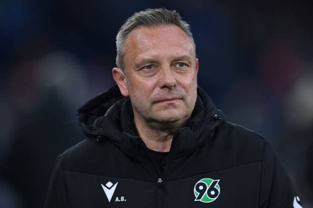 Fußball 2. Bundesliga 26. Spieltag FC Schalke 04 - Hannover 96 am 14.03.2025 in der Veltins Arena in Gelsenkirchen Andre Breitenreiter ( Trainer Cheftrainer Hannover ) DFL regulations prohibit any use of photographs as image sequences and or quasi-video.
