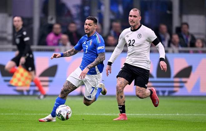 FUSSBALL UEFA Nations League 2024 2025 Viertelfinal Hinspiel in Mailand Italien - Deutschland 20.03.2025 Matteo Politano (li, Italien) gegen David Raum (re, Deutschland)