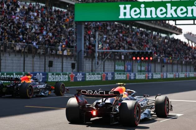 21.03.2025, Shanghai International Circuit, Shanghai, Formel 1 Großer Preis von China 2025, im Bild Max Verstappen (NLD), Oracle Red Bull Racing, Liam Lawson (NZL) (Photo by Hasan Bratic DeFodi Images)