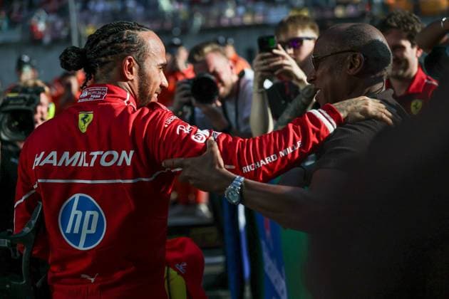 21.03.2025, Shanghai International Circuit, Shanghai, Formel 1 Großer Preis von China 2025, im Bild Lewis Hamilton (GBR), Scuderia Ferrari HP mit seinem Vater Anthony Hamilton. (Photo by Hasan Bratic DeFodi Images)