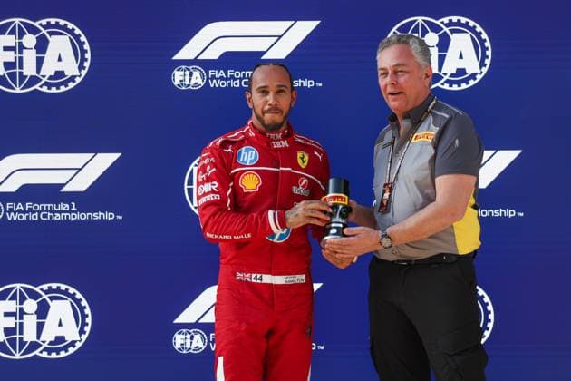 Sport Bilder des Tages 21.03.2025, Shanghai International Circuit, Shanghai, Formel 1 Großer Preis von China 2025, im Bild Poleposition für Lewis Hamilton (GBR), Scuderia Ferrari HP, Pirelli Motorsportchef Mario Isola (Photo by Hasan Bratic DeFodi Images)