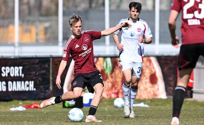 21.03.2025 - Fussball - Saison 2024 2025 - internes Testspiel Freundschaftsspiel Vorbereitungsspiel - 1. FC Nürnberg FCN ( Club ) - - xwoxzix - Tim Janisch (32, 1. FC Nürnberg FCN ) Dustin Forkel (34, 1. FC Nürnberg FCN , hinten )