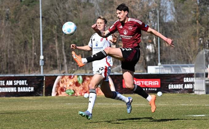 21.03.2025 - Fussball - Saison 2024 2025 - internes Testspiel Freundschaftsspiel Vorbereitungsspiel - 1. FC Nürnberg FCN ( Club ) - - xwoxzix - Janni Serra (23, 1. FC Nürnberg FCN ) vor Nick Seidel (33, 1. FC Nürnberg FCN )