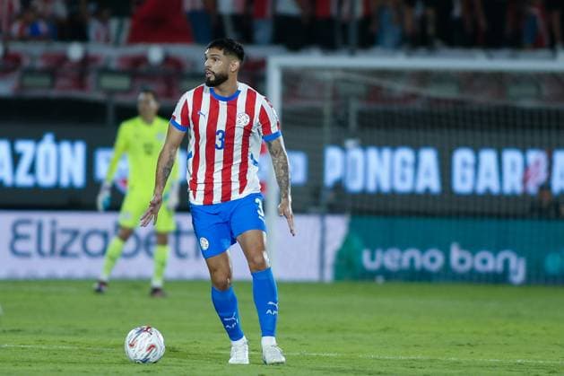 ASUNCION, PARAGUAY - Omar Alderete of Paraguay controls the ball. during the FIFA World Cup, WM, Weltmeisterschaft, Fussball 2026 Qualifier match between Paraguay and Chile national football team at Estadio Defensores del Chaco on March 18, 2025 in Asuncion, Paraguay. National football team - Paraguay v Chile - FIFA World Cup 2026 Qualifier match Copyright: xx
