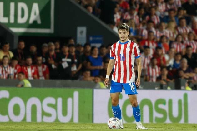 ASUNCION, PARAGUAY - Damian Bobadilla of Paraguay controls the ball. during the FIFA World Cup, WM, Weltmeisterschaft, Fussball 2026 Qualifier match between Paraguay and Chile national football team at Estadio Defensores del Chaco on March 18, 2025 in Asuncion, Paraguay. National football team - Paraguay v Chile - FIFA World Cup 2026 Qualifier match Copyright: xx