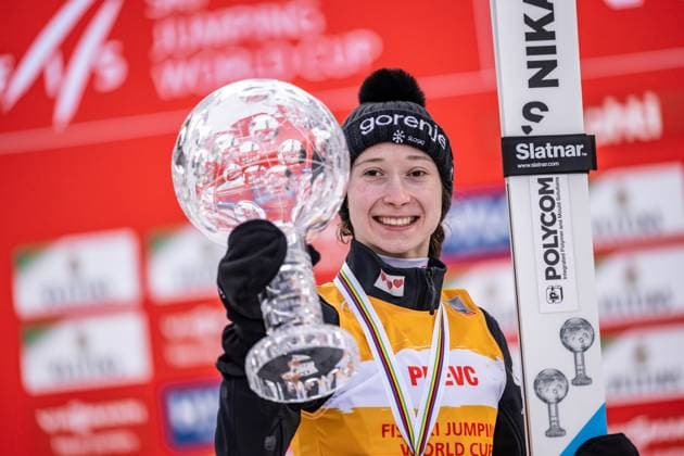 LAHTI, FINNLAND: Saisonfinale - Weltcup Skisprung Frauen: Skispringen HS130 am 21.03.2025 auf der Salpausselkä-Schanze in Lahti. Nika Prevc aus Slowenien bei der Siegerehrung - Gesamtweltcup. *** LAHTI, FINLAND Season finale World Cup Ski Jumping Women Ski Jumping HS130 on 21 03 2025 on the Salpausselkä ski jump in Lahti Nika Prevc from Slovenia at the overall World Cup award ceremony