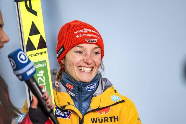 LAHTI, FINNLAND: Saisonfinale - Weltcup Skisprung Frauen: Skispringen HS130 am 21.03.2025 auf der Salpausselkä-Schanze in Lahti. Katharina Schmid aus Deutschland im Ziel. *** LAHTI, FINLAND Season finale World Cup Ski Jumping Women Ski Jumping HS130 on 21 03 2025 on the Salpausselkä ski jump in Lahti Katharina Schmid from Germany at the finish line