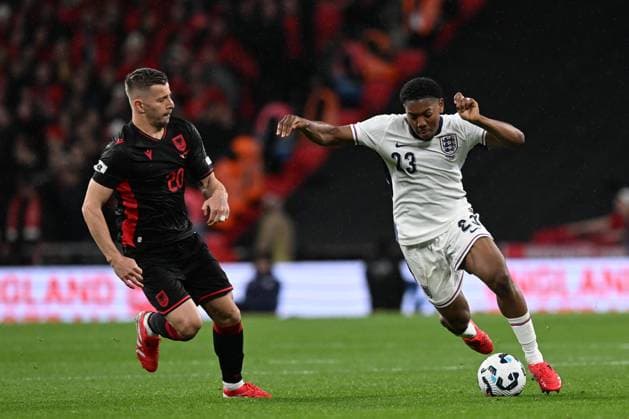 England v Albania 2026 FIFA World Cup, WM, Weltmeisterschaft, Fussball Qualifier 21 03 2025. Myles Lewis-Skelly (23) of England on the attack battles for possession with Ylber Ramadani of Albania during the 2026 FIFA World Cup Qualifier match between England and Albania at Wembley Stadium, London, England on 21 March 2025. London Wembley Stadium Greater London England Editorial use only , Copyright: xGrahamxHuntx PSI-21662-0096