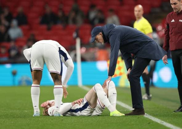 Anthony Gordon (E) injured as Thomas Tuchel (England head coach) looks at him at the FIFA World Cup, WM, Weltmeisterschaft, Fussball Qualifier, England v Albania, at Wembley Stadium, London, UK on 21st March, 2025. 