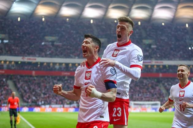Sport Themen der Woche KW12 Sport Bilder des Tages WARSZAWA 21.03.2025 ELIMINACJE DO MISTRZOSTW SWIATA 2026 MECZ GRUPA G 1 KOLEJKA: POLSKA - LITWA --- FIFA World Cup, WM, Weltmeisterschaft, Fussball 2026 QUALIFICATION GROUP G 1ST ROUND MATCH IN WARSAW: POLAND - LITHUANIA ROBERT LEWANDOWSKI KRZYSZTOF PIATEK FOT. ANNA KLEPACZKO FOTOPYK NEWSPIX.PL --- newspix.pl 