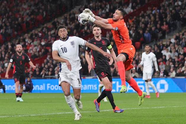 England v Albania 2026 FIFA World Cup, WM, Weltmeisterschaft, Fussball Qualifiers Thomas Strakosha of Albania tries to collect the ball ahead of Jude Bellingham of England but drops it during the 2026 FIFA World Cup Qualifiers Group K match at Wembley Stadium, London UK Newspapers OUT Copyright: xPaulxChestertonx FIL-21611-0057