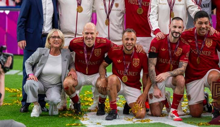 17.03.2025, Fussball, das FC Bayern München Legenden-Turnier FRANZ BECKENBAUER CUP, im SAP-Garden München. Siegerehrung des Turniersiegers FC Bayern München. v.li: Franz Beckenbauer-Witwe Heidi Beckenbauer, Arjen Robben, Rafinha, Diego Contento, Giovane Elber.
