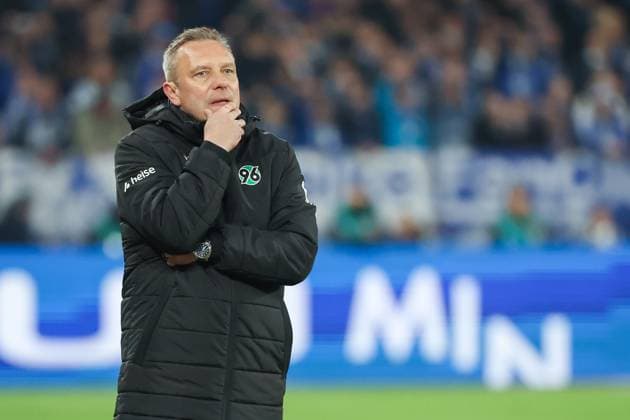 2. Bundesliga - FC Schalke 04 - Hannover 96 am 14.03.2025 in der Veltins-Arena auf Schalke Trainer Andre Breitenreiter (Hannover) nachdenklich