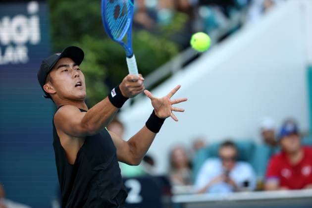 March 21, 2025, Miami Gardens, Florida, United States Of America: MIAMI GARDENS, FLORIDA - MARCH 21: Novak Djokovic of Serbia defeats Rinky Hijikata of Australia during Day 4 of the Miami Open at Hard Rock Stadium on March 21, 2025 in Miami Gardens, Florida. ...People: Rinky Hijikata Miami Gardens United States Of America - ZUMAs214 20250321_ada_s214_064 Copyright: xSMGx