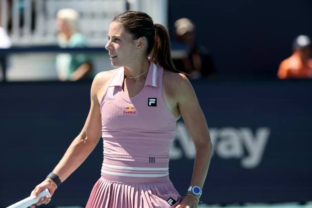 March 21, 2025, Miami Gardens, Florida, United States Of America: MIAMI GARDENS, FLORIDA - MARCH 21: Emma Raducanu of Great Britain defeats Emma Navarro of the United States in the second round of the women s singles at the Miami Open at the Hard Rock Stadium on March 21, 2025 in Miami Gardens, Florida....People: Emma Navarro Miami Open 2025 - Day 4  - ZUMAs214 20250321_ada_s214_109 Copyright: xSMGx