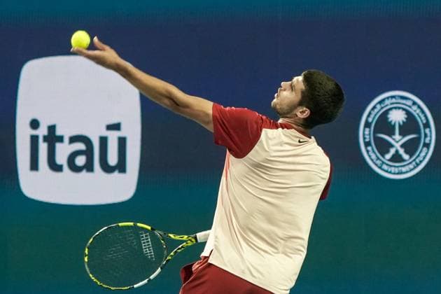 March 21, 2025, Miami, Florida, USA: Carlos Alcaraz (ESP) serves to David Goffin (not pictured) during the mens singles second round at the 2025 Miami Open presented by Itau at Hard Rock Stadium. Miami USA - ZUMAw109 20250321_fap_w109_009 Copyright: xDebbyxWongx