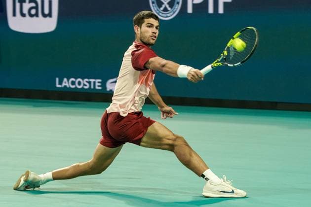 Sport Themen der Woche KW12 Sport Bilder des Tages March 21, 2025, Miami, Florida, USA: Carlos Alcaraz (ESP) returns a shot to David Goffin (not pictured) during the mens singles second round at the 2025 Miami Open presented by Itau at Hard Rock Stadium. Miami USA - ZUMAw109 20250321_fap_w109_003 Copyright: xDebbyxWongx