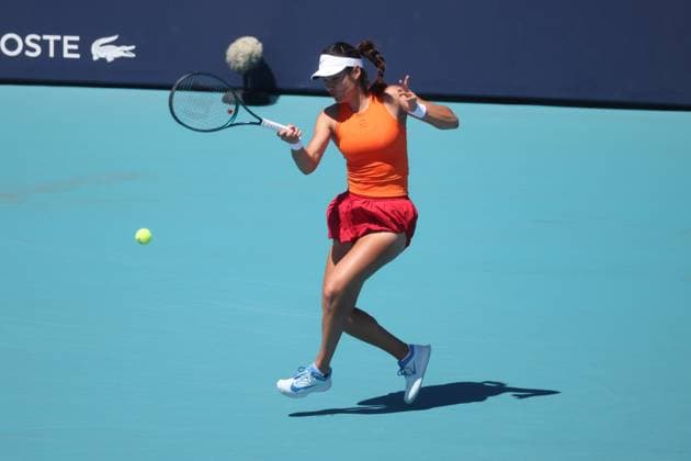 March 21, 2025, Miami Gardens, Florida, United States Of America: MIAMI GARDENS, FLORIDA - MARCH 21: Emma Raducanu of Great Britain defeats Emma Navarro of the United States in the second round of the women s singles at the Miami Open at the Hard Rock Stadium on March 21, 2025 in Miami Gardens, Florida....People: Emma Raducanu Miami Gardens United States Of America - ZUMAs214 20250321_ada_s214_257 Copyright: xSMGx