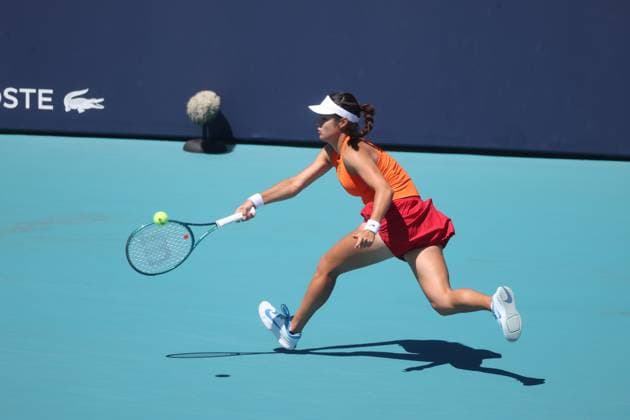 March 21, 2025, Miami Gardens, Florida, United States Of America: MIAMI GARDENS, FLORIDA - MARCH 21: Emma Raducanu of Great Britain defeats Emma Navarro of the United States in the second round of the women s singles at the Miami Open at the Hard Rock Stadium on March 21, 2025 in Miami Gardens, Florida....People: Emma Raducanu Miami Gardens United States Of America - ZUMAs214 20250321_ada_s214_272 Copyright: xSMGx