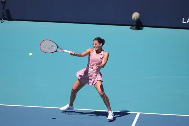 March 21, 2025, Miami Gardens, Florida, United States Of America: MIAMI GARDENS, FLORIDA - MARCH 21: Emma Raducanu of Great Britain defeats Emma Navarro of the United States in the second round of the women s singles at the Miami Open at the Hard Rock Stadium on March 21, 2025 in Miami Gardens, Florida....People: Emma Navarro Miami Gardens United States Of America - ZUMAs214 20250321_ada_s214_275 Copyright: xSMGx