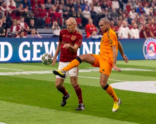 17.03.2025, Fussball, das FC Bayern München Legenden-Turnier FRANZ BECKENBAUER CUP, im SAP-Garden München. v.li: Arjen Robben (Bayern München) gegen Pepe (Real Madrid).