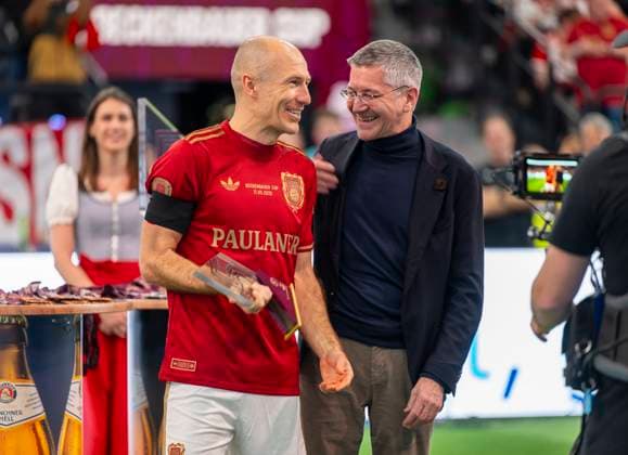 17.03.2025, Fussball, das FC Bayern München Legenden-Turnier FRANZ BECKENBAUER CUP, im SAP-Garden München. v.li: Arjen Robben mit Präsident Herbert Hainer (FC Bayern)