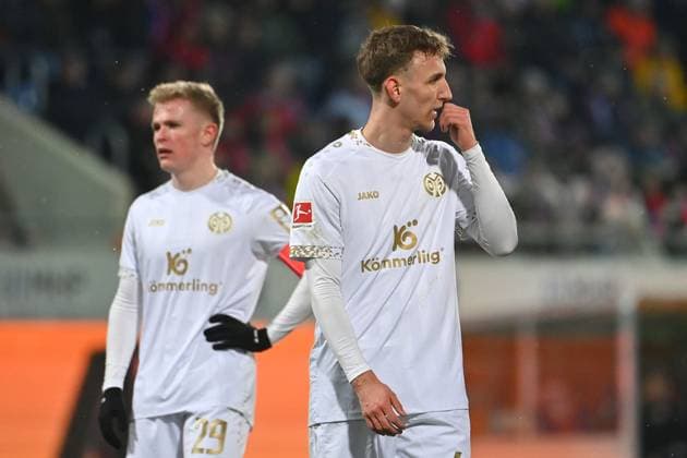 Nelson WEIPER (1.FSV MAinz 05),skeptisch, hi:Jonathan BURKARDT (1.FSV Mainz 05),Aktion. Fussball 1. Bundesliga Saison 2024 2025, 22.Spieltag, Spieltag22 1.FC Heidenheim - 1.FSV Mainz 05 0-2 am 15.02.2025, VOITH ARENA a *** Nelson WEIPER 1 FSV MAinz 05 ,skeptical, hi Jonathan BURKARDT 1 FSV Mainz 05 ,Action Football 1 Bundesliga Season 2024 2025, 22 Matchday, Matchday22 1 FC Heidenheim 1 FSV Mainz 05 0 2 am 15 02 2025, VOITH ARENA a