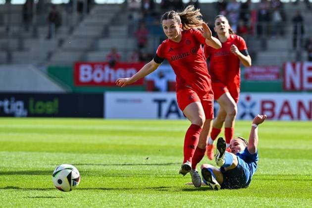 Sport Themen der Woche KW12 Sport Bilder des Tages DFB-Pokal Frauen; FC Bayern München - TSG 1899 Hoffenheim; 22.03.2025 im Duell Tuva HANSEN (FCB 6) und Dominika Ewa GRABOWSKA (TSG Hoffenheim 16) Zweikampf Frauen DFB Pokal: FC Bayern Muenchen - TSG 1899 Hoffenheim, FC Bayern Campus am 22.03.2025 *** DFB Pokal Women FC Bayern München TSG 1899 Hoffenheim 22 03 2025 in duel Tuva HANSEN FCB 6 and Dominika Ewa GRABOWSKA TSG Hoffenheim 16 duel Women DFB Pokal FC Bayern Muenchen TSG 1899 Hoffenheim, FC Bayern Campus on 22 03 2025 Copyright: xBEAUTIFULxSPORTS Goldbergx