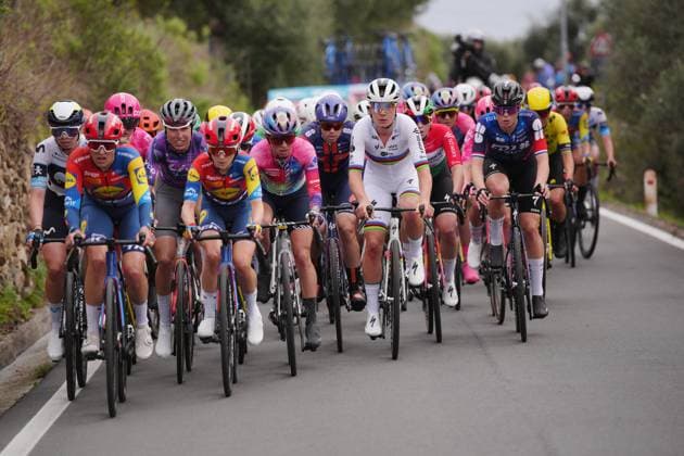 Sport Themen der Woche KW12 Sport Bilder des Tages The pack rides cycles during the women™s elite race of the Sanremo Women, one day cycling race from Genova to Sanremo in 156km - North Italy- Saturday, March 22, 2025. - cycling .  Copyright: xMarcoxAlpozzi LaPressex