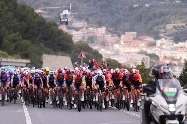Sport Bilder des Tages The pack rides cycles during the men s elite race of the Milano-Sanremo one day cycling race (289 km) from Pavia and to Sanremo - North West Italy - March 22, 2025. - cycling .  Copyright: xFabioxFerrari LaPressex