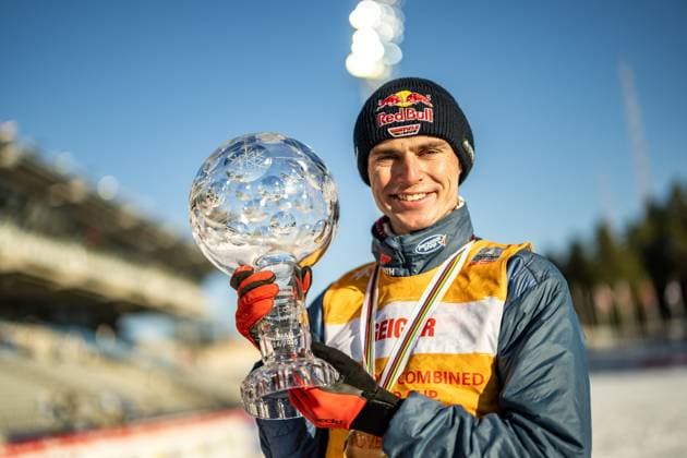 LAHTI, FINNLAND: Saisonfinale - Weltcup Nordische Kombination Männer: Langlaufen 10km am 22.03.2025 im Lahden Stadion in Lahti. Vinzenz Geiger aus Deutschland (1.) bei der Siegerehrung - Gesamtweltcup. *** LAHTI, FINLAND Season finale World Cup Nordic Combined Men Cross-Country 10km on 22 03 2025 at the Lahden Stadium in Lahti Vinzenz Geiger from Germany 1 at the award ceremony Overall World Cup