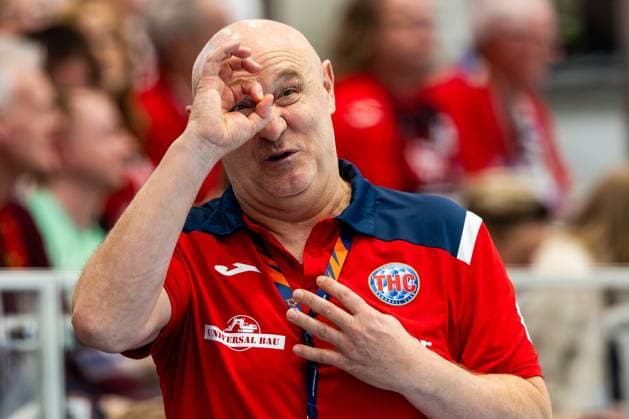 Sport Themen der Woche KW12 Sport Bilder des Tages 22.03.2025, GER, Handball, League, Frauen, Saison 2024 2025, EHF European League , Viertelfinale, Thueringer HC - SCM Ramnicu Valcea Herbert Mueller (Thueringer HC,Trainer) 99947 Bad Langensalza Salza Halle Sporthalle Mehrz Thüringen Deutschland *** 22 03 2025, GER, Handball, League, Women, Season 2024 2025, EHF European League , Quarterfinals, Thueringer HC SCM Ramnicu Valcea Herbert Mueller Thueringer HC,Trainer 99947 Bad Langensalza Salza Halle Sporthalle Mehrz Thüringen Germany