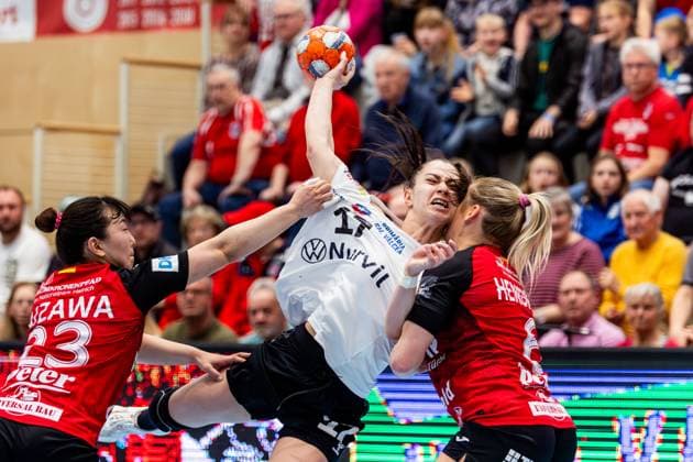 Sport Themen der Woche KW12 Sport Bilder des Tages 22.03.2025, GER, Handball, League, Frauen, Saison 2024 2025, EHF European League , Viertelfinale, Thueringer HC - SCM Ramnicu Valcea Ioana Rebeca Necula (SCM Ramnicu Valcea) Nathalie Hendrikse (Thueringer HC,6) Natsuki Aizawa (Thueringer HC,23) 99947 Bad Langensalza Salza Halle Sporthalle Mehrz Thüringen Deutschland *** 22 03 2025, GER, Handball, League, Women, Season 2024 2025, EHF European League , Quarter-finals, Thueringer HC SCM Ramnicu Valcea Ioana Rebeca Necula SCM Ramnicu Valcea Nathalie Hendrikse Thueringer HC,6 Natsuki Aizawa Thueringer HC,23 99947 Bad Langensalza Salza Halle Sporthalle Mehrz Thüringen Germany