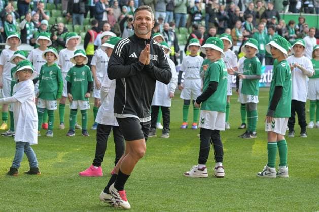 Bilder des Jahres 2025, Sport 03 März Sport Themen der Woche KW12 Sport Bilder des Tages Diego (Diego All-Stars 10) kommt ins Stadion ,SV Werder Bremen - Diego All-Stars, Fussball, Abschiedsspiel, 22.03.2025 Bremen Bremen Deutschland *** Diego Diego All Stars 10 comes to the stadium ,SV Werder Bremen Diego All Stars, Soccer, Farewell match, 22 03 2025 Bremen Bremen Germany Copyright: xkolbert-press BurghardxSchreyerx