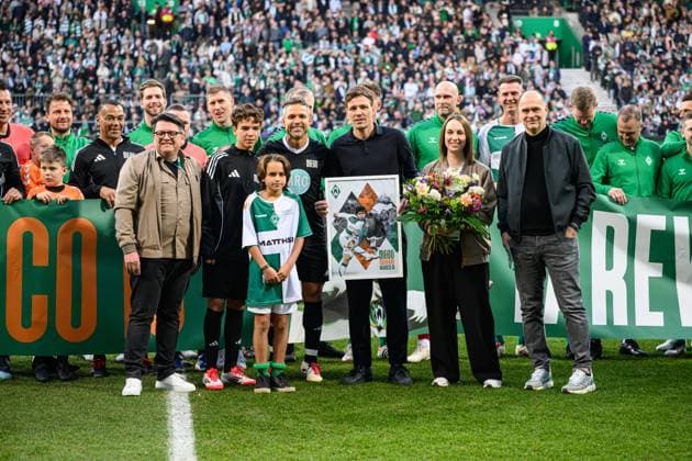 Sport Themen der Woche KW12 Sport Bilder des Tages GER, OBRIGADO MÃGICO: EIN LETZTER MAGISCHER DIEGO - AUFTRITT 22.03.2025, Weserstadion, Bremen, GER, OBRIGADO MÃGICO: EIN LETZTER MAGISCHER DIEGO - AUFTRITT im Bild Ehrung und Geschenk v.li. Dr. Hubertus Hess-Grunewald (Vorsitzender des Aufsichtsrats SV Werder Bremen) Diego Ribas da Cunha (ehemaliger Spieler SV Werder Bremen); mit seinen Kindern, Clemens Fritz (Geschäftsführer Fußball Werder Bremen); t , Anne-Kathrin Laufmann (Geschäftsführerin & Nachhaltigkeit der SV Werder Bremen GmbH & Co. KGaA.): Klaus Filbry (Vorsitzender der Geschäftsführung Kaufmännischer Geschäftsführer SV Werder Bremen) *** GER, OBRIGADO MÃGICO EIN LETZTER MAGISCHER DIEGO AUFTRITT 22 03 2025, Weserstadion, Bremen, GER, OBRIGADO MÃGICO EIN LETZTER MAGISCHER DIEGO AUFTRITT im Bild Ehrung und Geschenk v li Dr Hubertus Hess Grunewald Chairman of the Supervisory Board SV Werder Bremen Diego Ribas da Cunha former player SV Werder Bremen with his children, Clemens Fritz Managing Director Football Werder Bremen t , Anne Kathrin Laufmann Managing Director Sport Sustainability SV Werder Bremen GmbH Co KGaA Klaus Filbry Chairman of the Management Board Commercial Managing Director SV Werder Bremen nordphotoxGmbHxx xKokenge nph00001