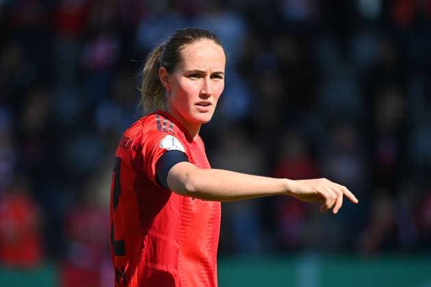 Sydney LOHMANN (FCB), Gestik,gibt Anweisungen, Aktion,Einzelbild,angeschnittenes Einzelmotiv,Halbfigur,halbe Figur. FC Bayern Muenchen - TSG 1899 Hoffenheim 3-2 Fussball DFB Pokal Halbfinale der Frauen am 22.03.2025 FC BAYERN CAMPUS
