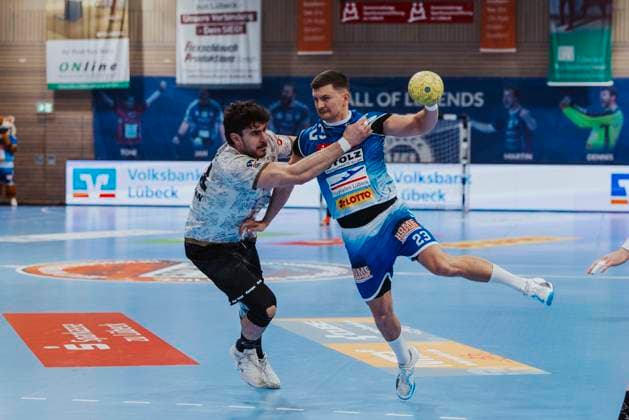 VfL Luebeck-Schwartau vs. HC Elbflorenz Dresden, Handball, 2. Bundesliga, 22.03.25 Janik Schrader (Nr. 23, VfL Luebeck-Schwartau) gegen Doruk Pehlivan (Nr. 11, HC Elbflorenz Dresden) VfL Luebeck-Schwartau vs. HC Elbflorenz Dresden, Handball, 2. Bundesliga, 22.03.25 Luebeck Hansehalle Schleswig-Holstein Germany