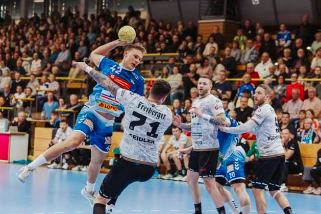 VfL Luebeck-Schwartau vs. HC Elbflorenz Dresden, Handball, 2. Bundesliga, 22.03.25 Einar Nickelsen (Nr. 42, VfL Luebeck-Schwartau) gegen Oliver Seidler (Nr. 71, HC Elbflorenz Dresden) VfL Luebeck-Schwartau vs. HC Elbflorenz Dresden, Handball, 2. Bundesliga, 22.03.25 Luebeck Hansehalle Schleswig-Holstein Germany