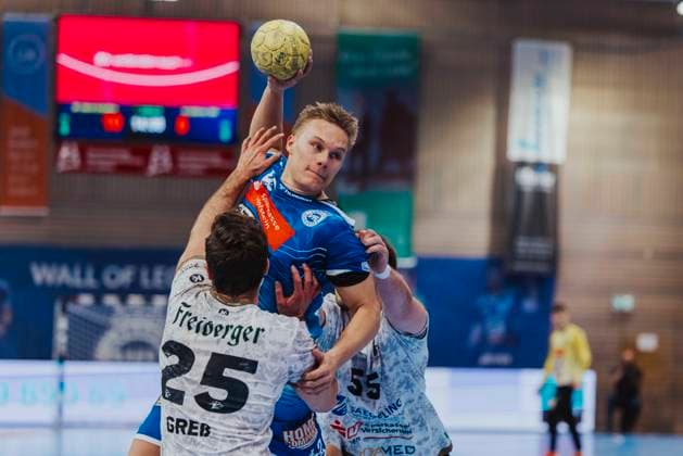 VfL Luebeck-Schwartau vs. HC Elbflorenz Dresden, Handball, 2. Bundesliga, 22.03.25 Einar Nickelsen (Nr. 42, VfL Luebeck-Schwartau) gegen Sebastian Gress (Nr. 25, HC Elbflorenz Dresden) und Timo Loeser (Nr. 55, HC Elbflorenz Dresden) VfL Luebeck-Schwartau vs. HC Elbflorenz Dresden, Handball, 2. Bundesliga, 22.03.25 Luebeck Hansehalle Schleswig-Holstein Germany