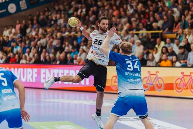 VfL Luebeck-Schwartau vs. HC Elbflorenz Dresden, Handball, 2. Bundesliga, 22.03.25 Sebastian Gress (Nr. 25, HC Elbflorenz Dresden) gegen Thore Heinemann (Nr. 34, VfL Luebeck-Schwartau) VfL Luebeck-Schwartau vs. HC Elbflorenz Dresden, Handball, 2. Bundesliga, 22.03.25 Luebeck Hansehalle Schleswig-Holstein Germany