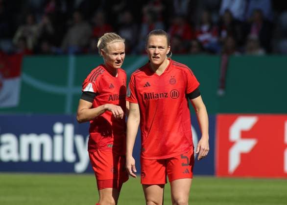 Fußball, Frauen: DFB-Pokal, FC Bayern München - TSG 1899 Hoffenheim, Halbfinale, FC Bayern Campus. Pernille Harder (FC Bayern München) (li.) mit Magdalena Eriksson (FC Bayern München) (re.) im Gespräch vor einem Freistoss