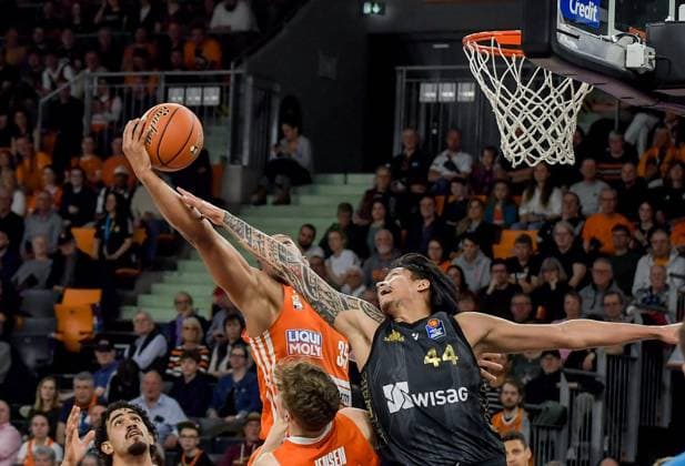Sport Themen der Woche KW12 Sport Bilder des Tages 22.03.2025, xemx, Basketball BBL, rathiopharm Ulm - Frankfurt Skyliners v.l. Karim Jallow (rathiopharm Ulm), Kamaka Hepa (Frankfurt Skyliners) Zweikampf, Aktion, action, battle for the ball Ulm *** 22 03 2025, xemx, Basketball BBL, rathiopharm Ulm Frankfurt Skyliners v l Karim Jallow rathiopharm Ulm , Kamaka Hepa Frankfurt Skyliners duel, action, action, battle for the ball Ulm