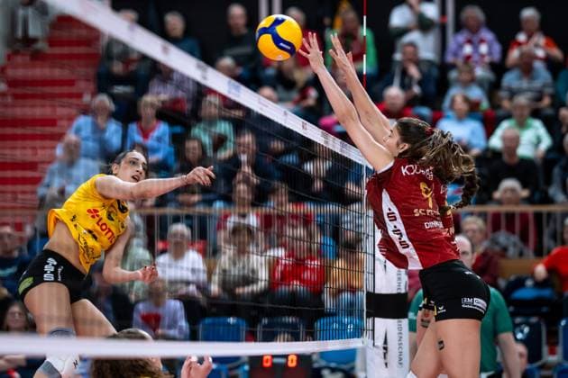 VBL Volleyball-Bundesliga; PlayOff Viertelfinale, SC Potsdam - VfB Suhl; 22.03.2025 VBL Volleyball-Bundesliga; PlayOff Viertelfinale; SC Potsdam - VfB Suhl; 22.03.2025; 9 Anna Koulberg (SCP), 17 Julia de Paula Viana (VfB Suhl) Copyright: xBEAUTIFULxSPORTS NicolxMarschallx