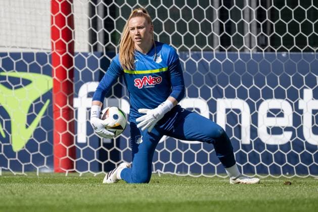 Laura Dick (Torfrau, TSG Hoffenheim, 21) beim Aufwaermen. GER, FC Bayern Muenchen Frauen vs. TSG 1899 Hoffenheim, Fussball, DFB-Pokal, Halbfinale, Saison 2024 2025, 22.03.2025. (DFL DFB REGULATIONS PROHIBIT ANY USE OF PHOTOGRAPHS as IMAGE SEQUENCES and or QUASI-VIDEO). GER, FC Bayern Muenchen Frauen vs. TSG 1899 Hoffenheim, Fussball, DFB-Pokal, Halbfinale, Saison 2024 2025, 22.03.2025. Muenchen Copyright: xEibner-Pressefoto HeikexFeinerx EP_HFR