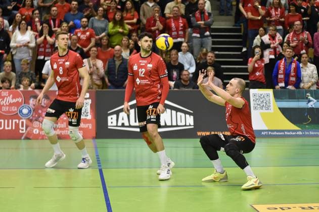 Moritz Rauber (TV Rottenburg, 02) bei der Annahme, links Niklas Lichtenauer (TV Rottenburg, 08) und Yannick Menke (TV Rottenburg, 12) TV Rottenburg vs. Barock Volleys Ludwigsburg, Volleyball, 2. Bundesliga Sued, 24. Spieltag, Saison 2024 2025, 22.03.2025, TV Rottenburg vs. Barock Volleys Ludwigsburg, Volleyball, 2. Bundesliga Sued, 24. Spieltag, Saison 2024 2025, 22.03.2025 Rottenburg Copyright: xEibner-Pressefoto RalphxKunzex EP_RKE