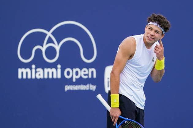 March 22, 2025, Miami, Florida, USA: Ben Shelton (USA) taunts the crowd during his mens singles second round match at the 2025 Miami Open presented by Itau at Hard Rock Stadium. Miami USA - ZUMAw109 20250322_fap_w109_029 Copyright: xDebbyxWongx