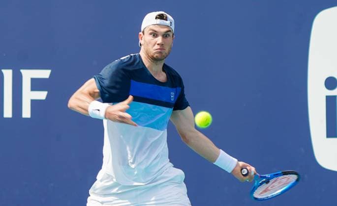 March 22, 2025, Miami, Florida, USA: Jack Draper (GBR) returns a shot from Jakub Mensik (not pictured) during his mens singles second round match at the 2025 Miami Open presented by Itau at Hard Rock Stadium. Miami USA - ZUMAw109 20250322_fap_w109_031 Copyright: xDebbyxWongx