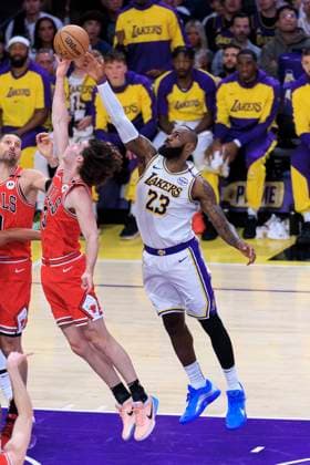 March 22, 2025, Los Angeles, California, USA: LeBron James 23 of the Los Angeles Lakers and Josh Giddey 3 of the Chicago Bulls reach for the ball during their regular season NBA, Basketball Herren, USA game on Saturday March 22, 2025 at Crypto.com Arena in Los Angeles, California. Lakers lose to Bulls, 115-146. ARIANA RUIZ PI Los Angeles USA - ZUMAp124 20250322_zaa_p124_041 Copyright: xArianaxRuizx