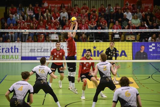 Aurel Sprenger (TV Rottenburg, 17) stellt den Ball mit dem Fanblock im Ruecken TV Rottenburg vs. Barock Volleys Ludwigsburg, Volleyball, 2. Bundesliga Sued, 24. Spieltag, Saison 2024 2025, 22.03.2025, TV Rottenburg vs. Barock Volleys Ludwigsburg, Volleyball, 2. Bundesliga Sued, 24. Spieltag, Saison 2024 2025, 22.03.2025 Rottenburg Copyright: xEibner-Pressefoto RalphxKunzex EP_RKE
