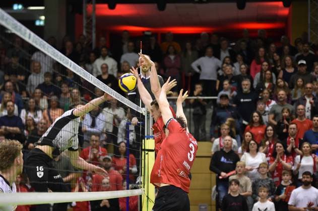 Tim Koepfli (Barock Volleys MTV Ludwigsburg, 16) scheitert am Block von Niklas Lichtenauer (TV Rottenburg, 08) und Jan Huber (TV Rottenburg, 03) TV Rottenburg vs. Barock Volleys Ludwigsburg, Volleyball, 2. Bundesliga Sued, 24. Spieltag, Saison 2024 2025, 22.03.2025, TV Rottenburg vs. Barock Volleys Ludwigsburg, Volleyball, 2. Bundesliga Sued, 24. Spieltag, Saison 2024 2025, 22.03.2025 Rottenburg Copyright: xEibner-Pressefoto RalphxKunzex EP_RKE